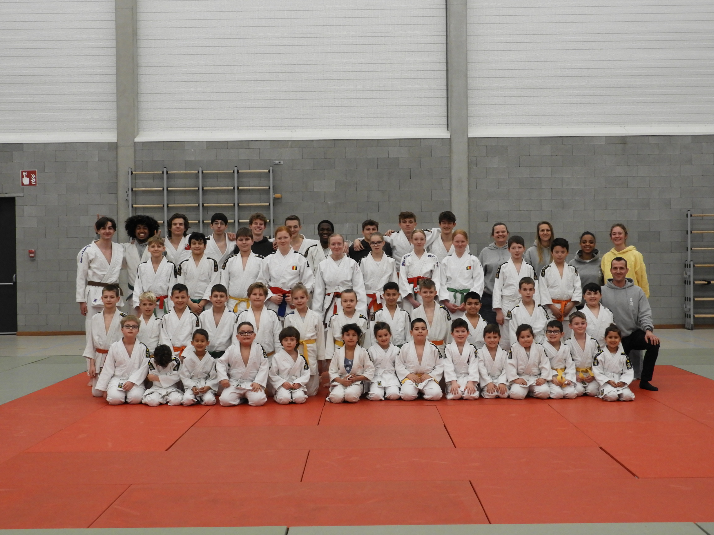 Een groepsfoto van de club op de judo mat.